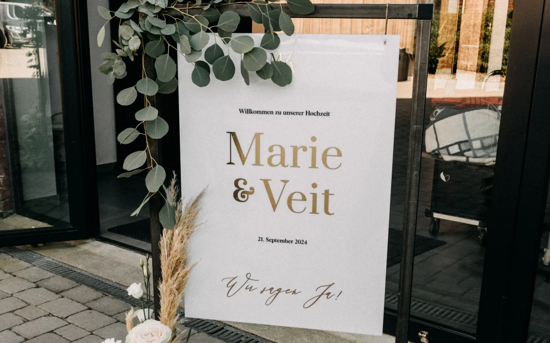 Ein kleines Detail, das Großes bewirkt: Willkommensschilder und warum sie nützlich für eure Hochzeit sind